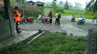Petugas PVMBG dan instansi lainnya mengobservasi Kawasan Kawah Sileri, Banjarnegara. (Foto: Liputan6.com/BPBD BNA/Muhamad Ridlo)