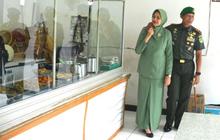 Gagah Berseragam Sambil Pegang Tongkat Komando, Intip Potret Mesra Pangdam Siliwangi Rangkul Istri di Sela Tugas