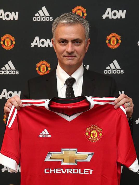 Jose Mourinho, berpose dengan jersey Manchester United saat diperkenalkan sebagai pelatih baru. Untuk mendapatkan jasa pria Portugal ini, Setan Merah harus merogoh kocek sebesar 300 miliar rupiah per tahun. (Twitter/@ManUtd)