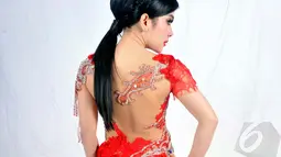 Bukan Syahrini namanya jika tak menciptakan tren terbaru. Penyanyi bertubuh sintal ini memperkenalkan tren fesyen ciptaannya, gaun Princess Blink-Blink, Jakarta, Kamis (19/6/2014) (Liputan6.com/Panji Diksana) 