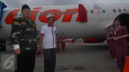 Ketua Gerakan Pemuda Ansor Nusron Wahid (kiri) dan Dirut Lion Air Edwar Sirait di Bandara Soetta, Tangerang, (24/11). Lion Air meluncurkan pesawat "Official Airline" dalam rangka Silaturahim Akbar dan Konsgres XV GP Ansor. (Liputan6.com/Angga Yuniar)