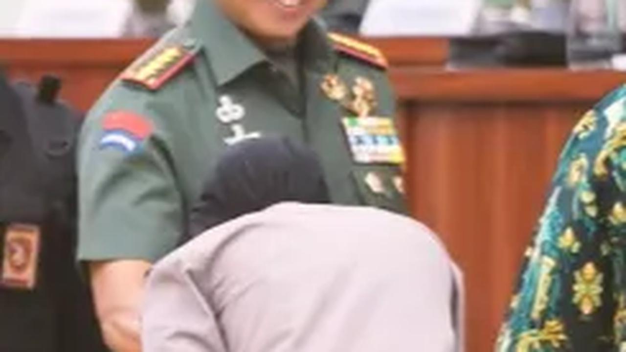 Tak hanya Kapolri saja, Bripda Chaterina juga tampak mencium tangan Panglima TNI Jenderal Agus Subiyanto.<br>