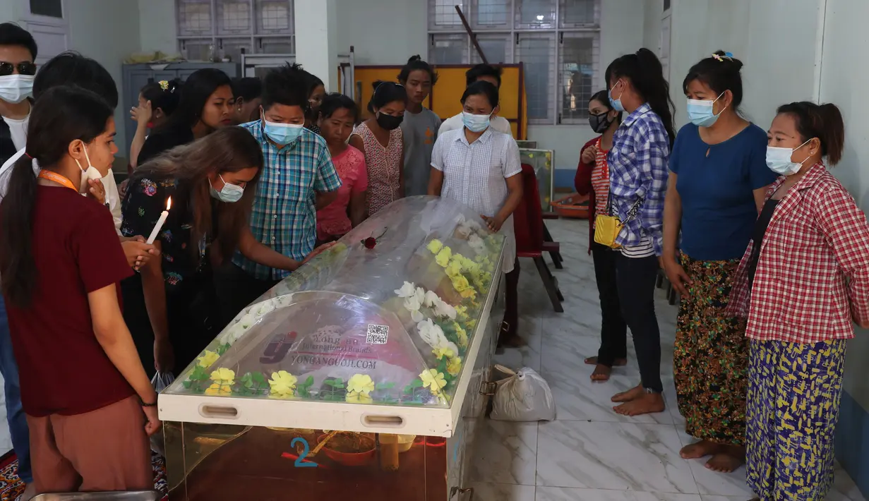 Orang-orang melihat tubuh Kyal Sin atau akrab disapa Angel, yang tewas dalam demonstrasi menentang kudeta militer, di Mandalay, Myanmar, Rabu (3/3/2021). Mahasiswa 19 tahun tersebut kepalanya tertembus timah panas yang diletuskan oleh petugas militer Myanmar. (AP Photo)