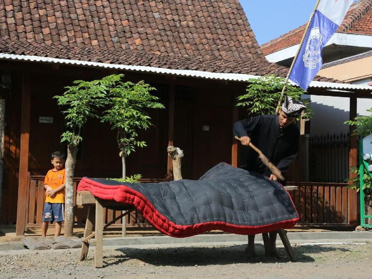 Tradisi Mepe Kasur Suku Osing Banyuwangi Jelang Idul Adha - Regional  Liputan6.com