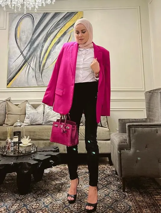 Tampilkan kesan formal dengan padu padan blazer warna pink, kemeja putih, dan skinny jeans warna hitam seperti Olla Ramlan. (Instagram/ollaramlan).