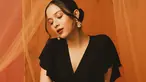 Tampil dengan simple dress, pemain film Posesif ini kerap mencuri perhatian. Pasalnya, Putri Marino terlihat begitu anggun dengan simple dress berwarna hitam. Hanya menggunakan aksesoris anting, ia tampak memesona.(Liputan6.com/IG/@putrimarino)