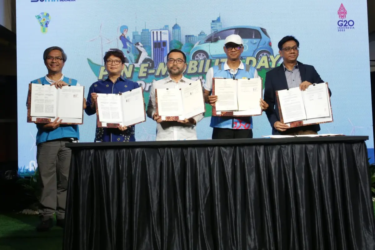 Dukung Ekosistem Kendaraan Listrik di RI, PLN Gandeng Produsen Kendaraan Listrik dan Grab Indonesia