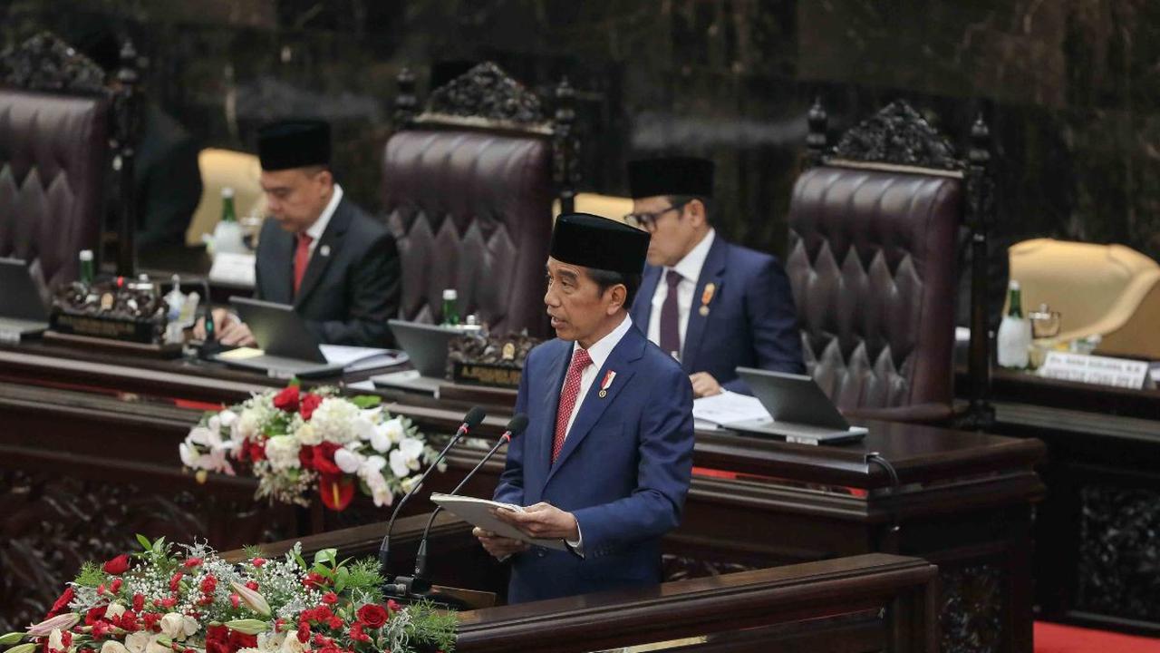 Presiden Joko Widodo (Jokowi) menyampaikan pidato pengantar RUU tentang APBN tahun anggaran 2024 beserta nota keuangannya pada rapat Paripurna DPR pembukaan masa persidangan I DPR tahun sidang 2023-2024 di Gedung Nusantara, Kompleks Parlemen, Senayan.