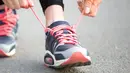 Tidak hanya untuk lari, saat ini running shoes bisa digunakan untuk segala macam aktivitas. Teknologi bantalannya bisa membuat kaki tetap nyaman saat menggunakan sepatu ini dalam waktu lama. Foto: Shutterstock.