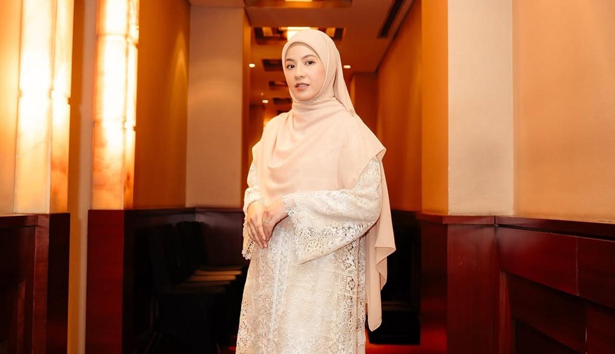 Dalam film tersebut, Natasha Rizky adu akting dengan sahabatnya, Citra Kirana. Tak hanya di dunia nyata saja, Natasha Rizky dan Citra Kirana berperan sebagai sepasang sahabat yang saling dukung di sinetron tersebut. Lantaran merupakan film comeback-nya setelah empat tahun, Natasha Rizky ungkap merasa grogi ketika syuting dan ada beberapa adegan yang diulang berkali-kali. (Liputan6.com/IG/@natasharizkynew)