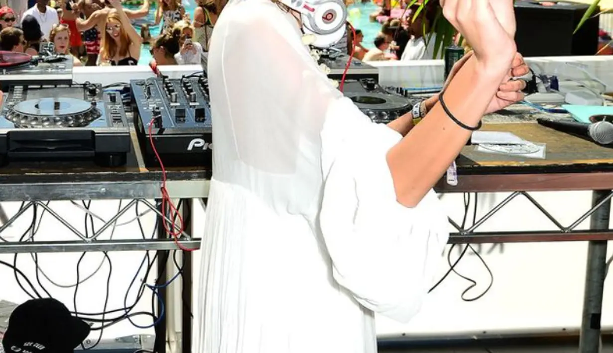 Di tahun 2015, Alexa Chung kenakan dress Chloe tampil di Coachella. Dress bergaya bohemian menjadi penambah aksi di atas pentas. [Foto: Instagram/ Coachella.dok]