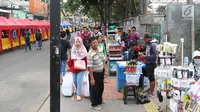 Pedagang minuman dan jajanan berjualan diatas trotoar di Jalan Kebon Jati, Tanah abang, Sabtu (23/12). Banyaknya PKL yang berjualan di trotoar membuat sulit para pejalan kaki yang melintas. (Liputan6.com/Angga Yuniar)