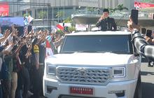 FOTO: Pulang ke Solo, Momen Terakhir Jokowi Pamitan ke Warga dari Atas Garuda Putih Prabowo