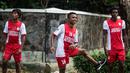 Pemain PSM Makassar, Ridwan Tawainella, melakukan pemanasan saat berlatih di sekitar perumahan Patra Jasa, Jakarta Selatan, Jumat (8/4/2016). Latihan ini merupakan persiapan jelang Trofeo Persija. (Bola.com/Vitalis Yogi Trisna)