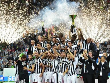 Seluruh pemain Juventus merayakan keberhasilan tim mereka meraih Scudetto di muim ini (AFP PHOTO / GIUSEPPE CACACE)