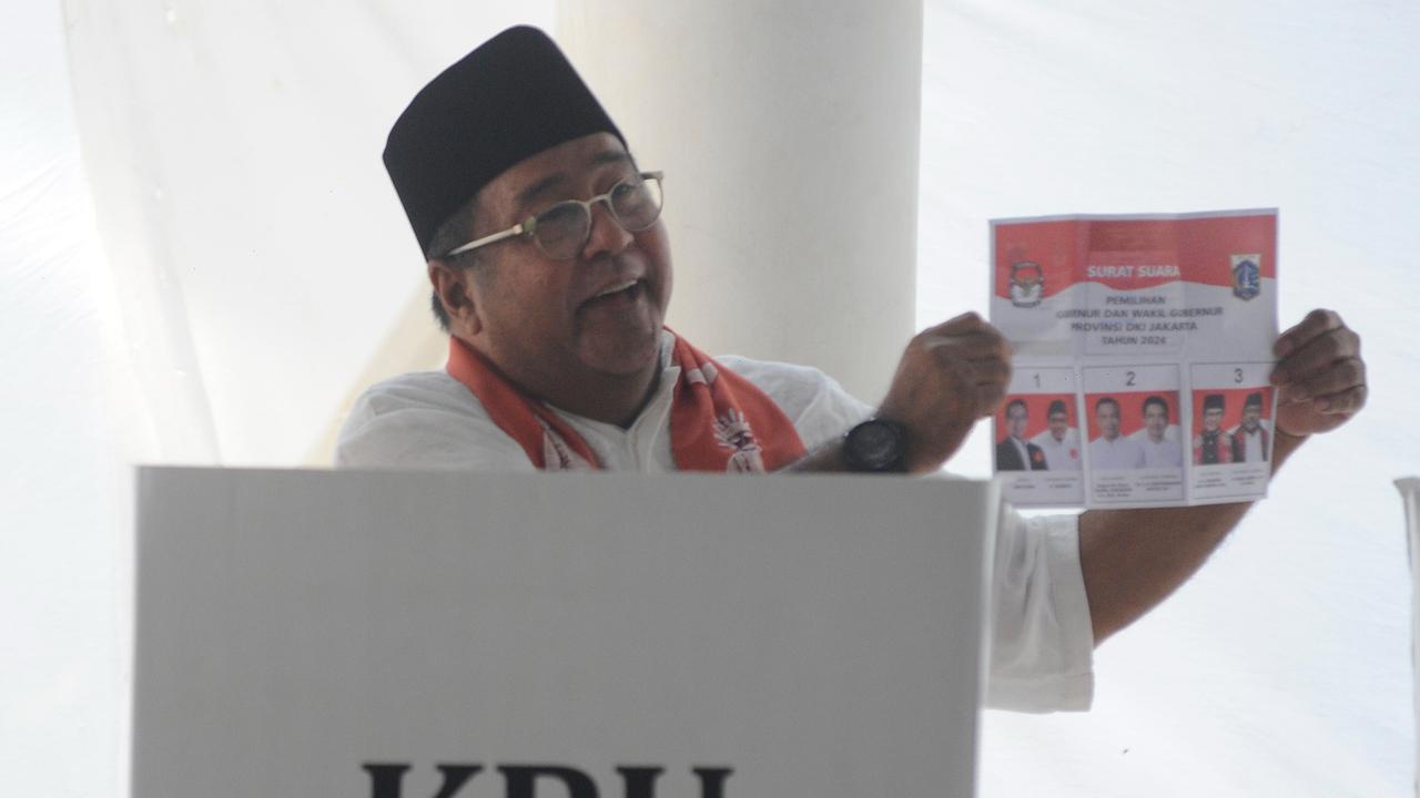 Rano Karno nyoblos di TPS 65 Lebak Bulus saat Pilkada Jakarta 2024