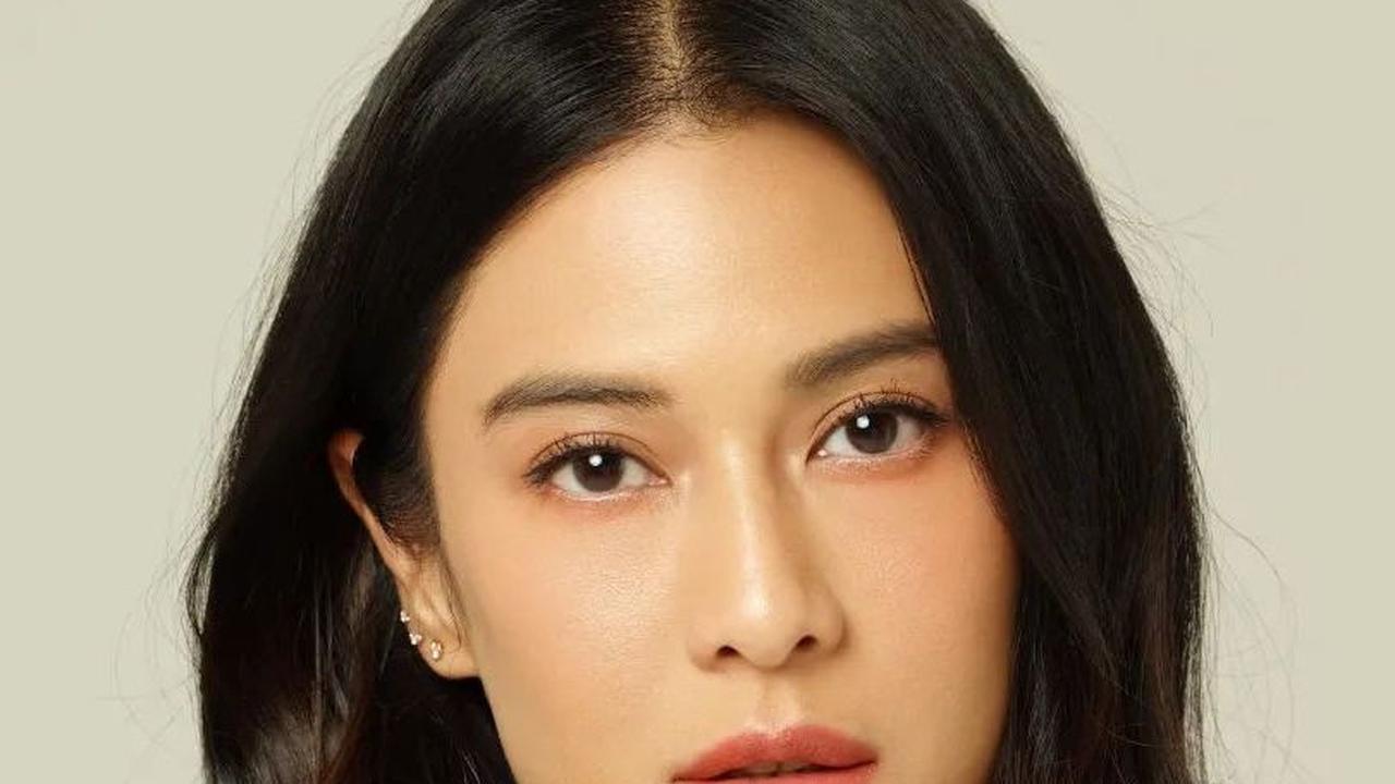 Penampilan Dian Sastro menjadi salah satu yang mencuri perhatian netizen. Di usianya yang kini menginjak kepala empat, Dian Sastr dipuji begitu cantik.