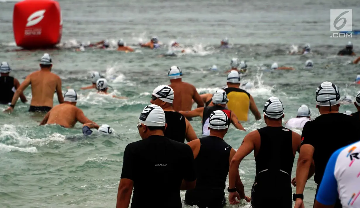 Peserta berenang saat mengikuti BCA Super League Triathlon 2019 di kawasan Ayodya Resort, Nusa Dua, Bali, Sabtu (23/3). Selain peserta dari Indonesia, ada juga yang berasal dari Australia, Kanada, Inggris dan Prancis. (Liputan6.com/HO/Eko)