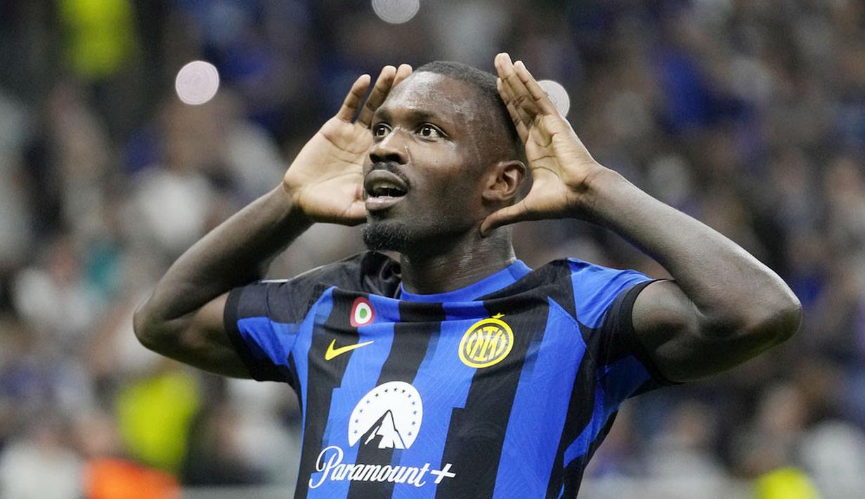Pemain Inter Milan, Marcus Thuram, melakukan selebrasi setelah mencetak gol ke gawang Benfica pada laga Liga Champions di Stadion Giuseppe Meazza, Rabu (4/10/2023). Thuram menjadi pembeda berkat gol semata wayangnya di laga tersebut. (AP Photo/Luca Bruno)
