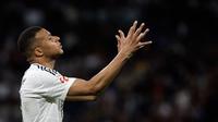 Pemain depan Real Madrid asal Prancis #09, Kylian Mbappe, bereaksi setelah peluang yang gagal dimanfaatkan selama pertandingan Liga Spanyol antara Real Madrid CF dan RCD Mallorca di Stadion Santiago Bernabeu di Madrid, pada 14 Mei 2025. (Pierre-Philippe MARCOU/AFP)