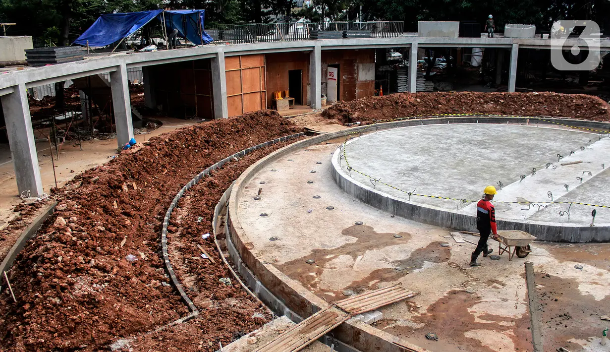 Pekerja menyelesaikan proyek revitalisasi Taman Christina Martha Tiahahu  di kawasan Blok M, Jakarta, Kamis (7/7/2022). Taman Martha Tiahahu yang sedang direvitalisasi ini pembangunannya telah mencapai 80,8 persen dan rencananya akan diresmikan pada pertengaahan Juli 2022 mendatang. (Liputan6.com/Johan Tallo)