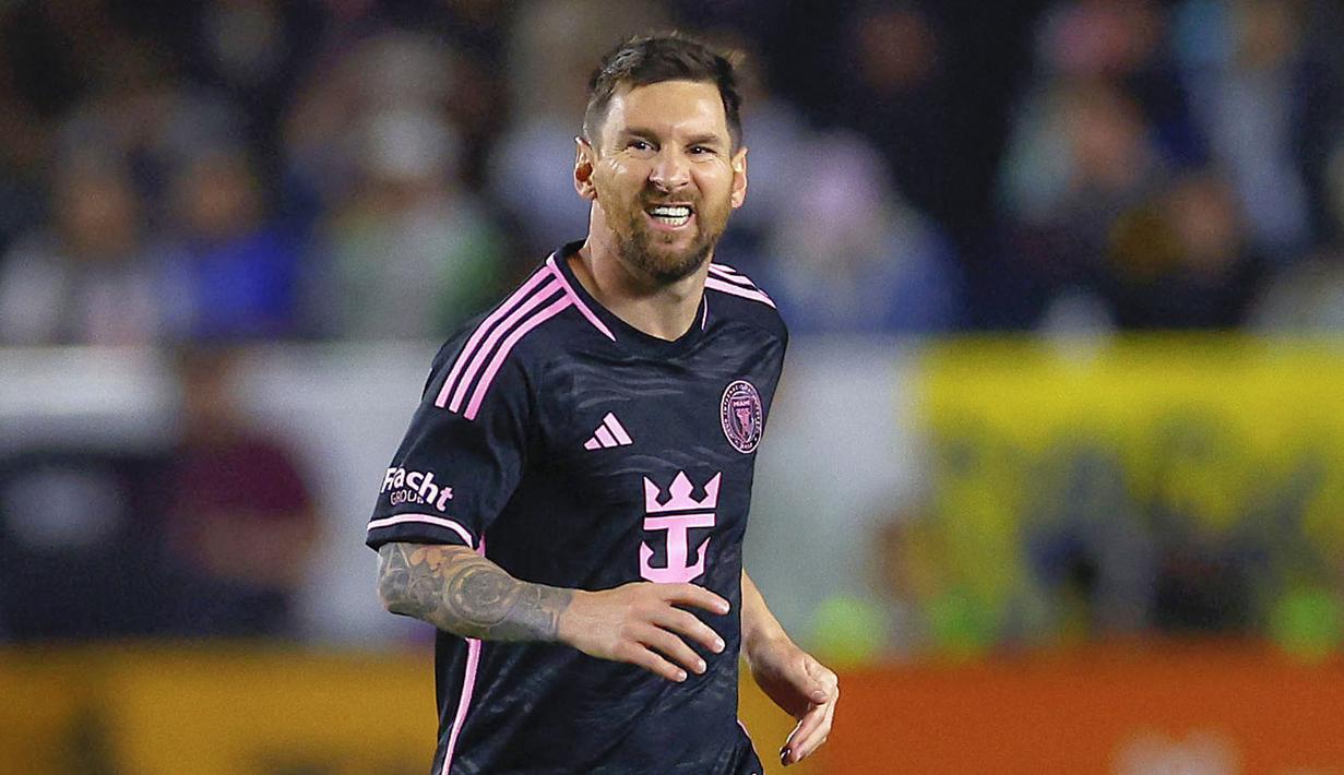 Pemain Inter Miami, Lionel Messi bereaksi saat laga Major League Soccer 2024 melawan LA Galaxy di Dignity Health Sports Park, California, Amerika Serikat, Senin (26/02/2024) WIB. (AFP/Ronald Martinez)
