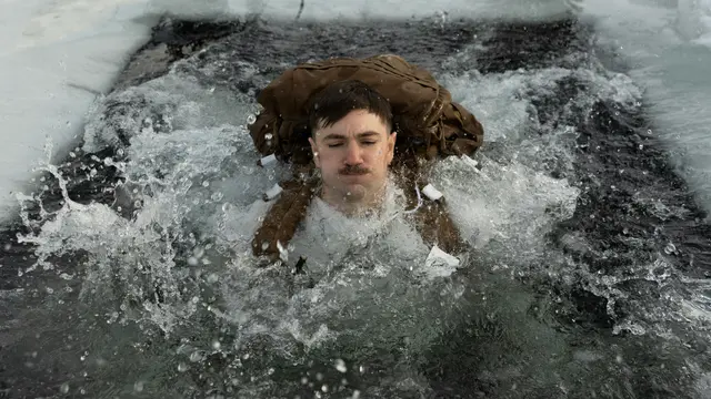 Ilustrasi cold water immersion untuk membantu tubuh menghadapi stress.