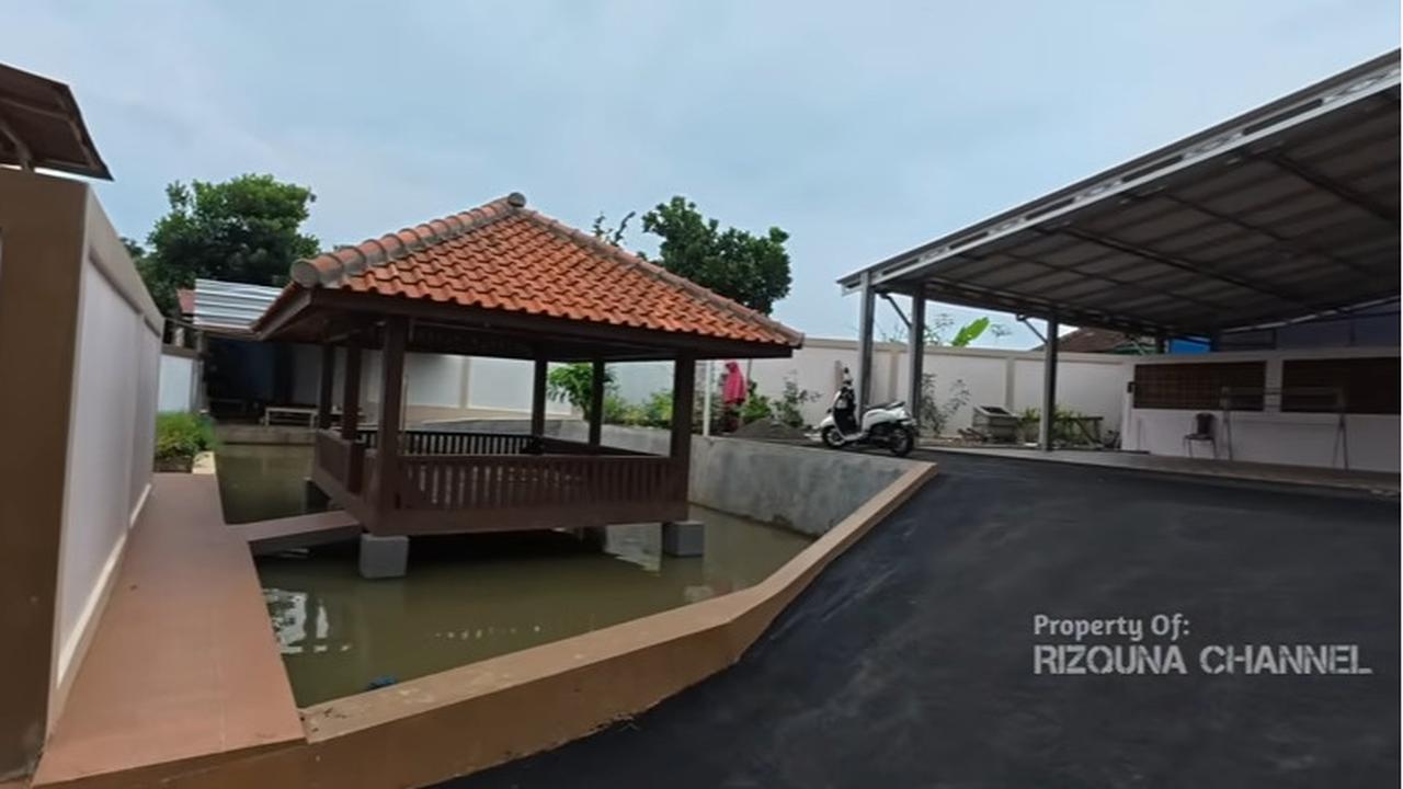 Rumah Mewah di Desa