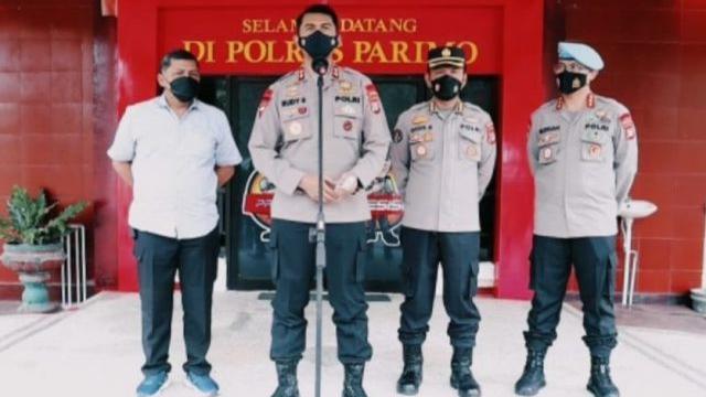 Kapolda Sulteng, Irjen Pol Drs Rudy Sufahriadi saat memberikan keterangan terkait dengan aksi unjuk rasa pemblokiran jalan didepan media, Minggu (13/02/2022) di Mako Polres Parimo