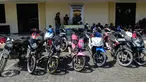 Resmob Polrestabes Semarang menangkap pelaku pencurian dan perampasan sepeda motor yang beraksi puluhan kali di Semarang dan sekitarnya, Minggu (5/6). Tiga pelaku beserta barang bukti puluhan motor digelandang ke Polrestabes Semarang (Liputan6.com/Gholib)
