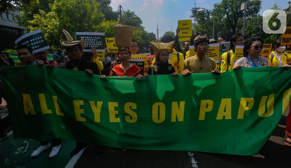 Aktivis lingkungan yang turut serta dalam aksi ini juga mengungkapkan bahwa ekspansi kelapa sawit tidak hanya mengancam keberadaan hutan adat, tetapi juga berpotensi merusak ekosistem yang sangat penting bagi keanekaragaman hayati. (merdeka.com / Arie Basuki)