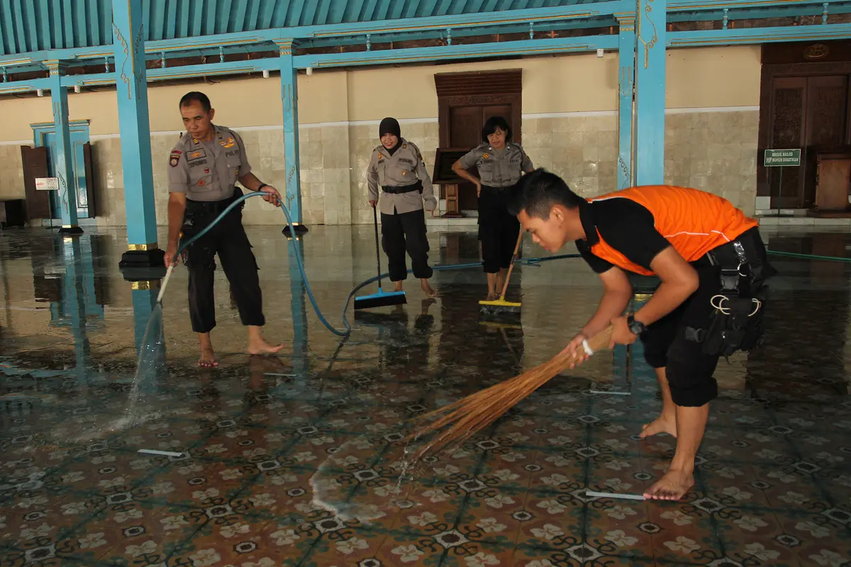 Polisi di Solo bersih-bersih masjid