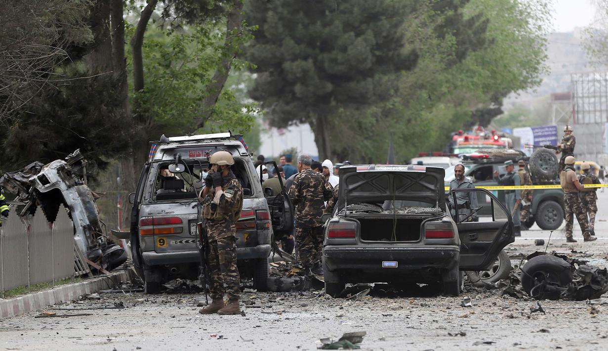 Kondisi kendaraan yang terkena serangan bom di dekat gedung Kedubes AS di Kabul, Afghanistan, Rabu (3/5). Delapan warga sipil dan tiga tentara AS dilaporkan tewas dalam insiden tersebut. (AP Photos / Massoud Hossaini)