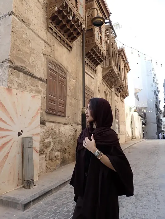 Di kesempatan lain, Jennifer juga membagikan momen hangat saat menghabiskan waktu bersama keluarga Justin dan putrinya, Kamari.   [@jennifercoppenreal20].