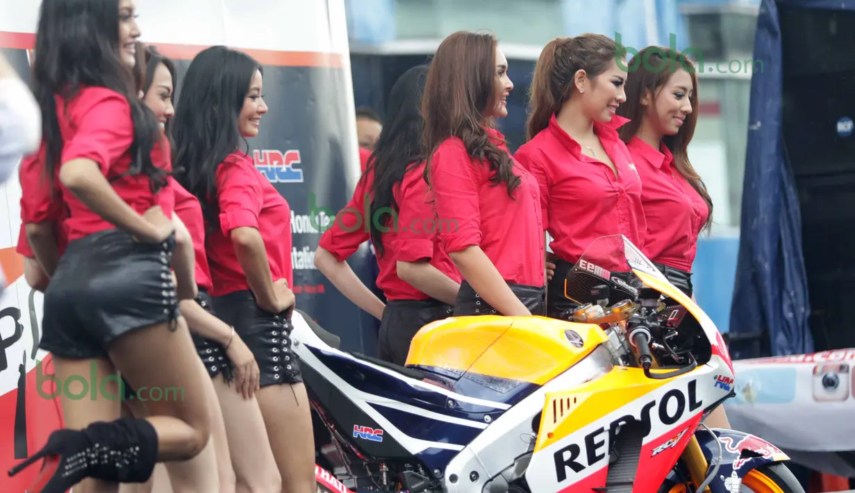 Model Umbrela Girl berfoto saat  peluncuran Repsol Honda Team  di Sentul, Bogor, Minggu (14/2/2016), (Bola.com/Nicklas Hanoatubun)