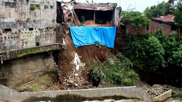 Nekat Seberangi Sungai, Pedagang Pasar Terseret Banjir Bandang