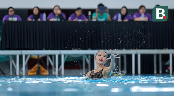 Atlet renang indah DKI Jakarta, Hilda Tri Julyandra saat tampil dalam nomor open women solo free final renang artistik Kejurnas Akuatik 2026 di Stadion Akuatik Gelora Bung Karno, Senayan, Jakarta, Selasa (05/05/2026). (Bola.com/Bagaskara Lazuardi)