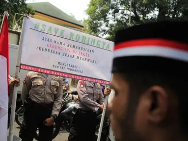 Massa Aliansi Anak Bangsa untuk Kemanusiaan membentangkan spanduk saat aksi damai di depan Kedubes Myanmar, Jakarta, Selasa (5/9). Aksi ini merupakan respons atas tindakan kekerasan dan pembunuhan terhadap etnis rohingya. (Liputan6.com/Faizal Fanani)