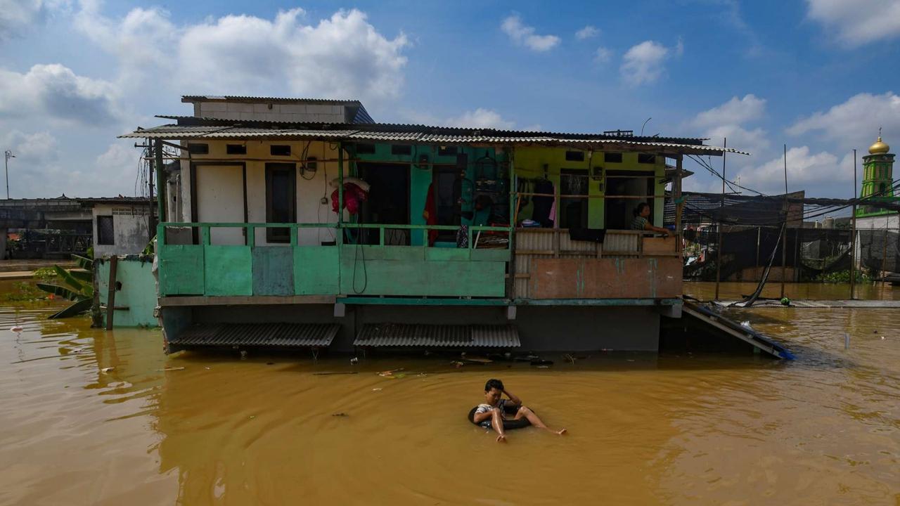 Banjir akibat luapan Sungai Ciliwung di Jakarta