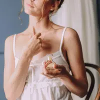 Menjaga wangi parfum agar tahan lama bukan sekadar soal memilih merek ternama atau varian dengan klaim “long lasting”. Daya tahan aroma juga bergantung pada teknik penyemprotan, kelembapan kulit, hingga kebiasaan sehari-hari seperti kapan dan di mana kamu mengaplikasikannya.(foto/dok: freepik/freepic.diller)