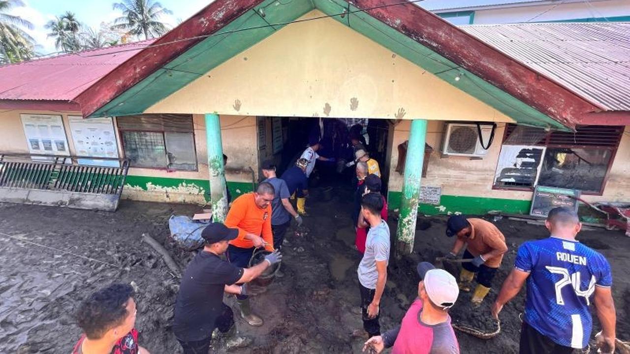 Kemenag Aceh Besar Tangani Banjir Pidie Jaya: ASN Bersihkan Madrasah Terdampak
