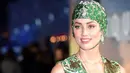 Aktris cantik Amber Heard berpose untuk fotografer setibanya menghadiri premier dunia film 'Aquaman' di London, Senin (26/11). Mantan istri aktor Johnny Depp ini datang dengan dibalut gaun couture dan hiasan kepala. (Anthony HARVEY / AFP)