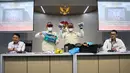 Deputi Penindakan dan Eksekusi KPK, Asep Guntur Rahayu, merinci uang yang disita yakni sebesar Rp756,8 juta. Adapun sebesar Rp309,2 juta berasal dari mobil Kepala Dinas PUPRPKP Harry Eko Purnomo (HEP). Sedangkan  Rp357,6 juta ditemukan dalam tas hitam di rumah tersangka lainnya. Tampak dalam foto, Deputi Penindakan dan Eksekusi Komisi Pemberantasan Korupsi (KPK), Asep Guntur Rahayu (kiri) bersama Juru Bicara KPK Budi Prasetyo (paling kanan) menyaksikan barang bukti Operasi Tangkap Tangan (OTT) dugaan tindak pidana korupsi suap ijon proyek di lingkungan Pemerintah Kabupaten Rejang Lebong Provinsi Bengkulu tahun 2025-2026 di Gedung Merah Putih KPK, Jakarta, Rabu (11/3/2026). (merdeka.com/Arie Basuki)