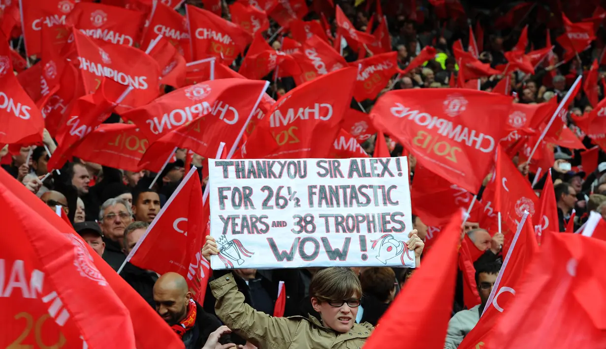 Suporter Manchester United memberikan ucapan terimkasih kepada Sir Alex Ferguson pada laga Premier League di Stadion Old Trafford (12/5/2013). Pertandingan tersebut sekaligus menjadi momen perpisahan Sir Alex Ferguson bersama Setan Merah. (AFP/Andrew Yates)