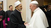 Pemimpin umat Katolik dunia, Paus Fransiskus bertemu dengan Imam Besar Masjid Al-Azhar, Ahmed al-Tayeb di Vatikan, Selasa (7/11). Keduanya melakukan pertemuan secara pribadi dan tertutup di kantor Paus Fransiskus. (L'Osservatore Romano/Pool via AP)