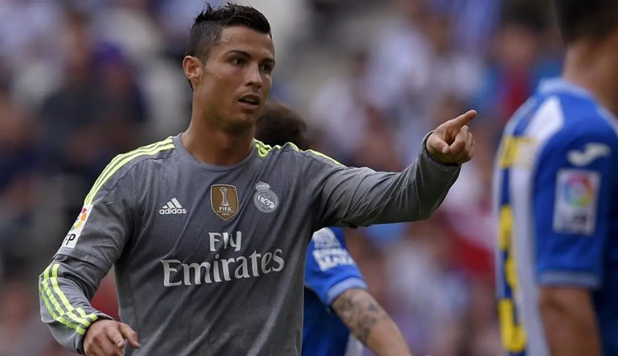 Ekspresi Cristiano Ronaldo setelah mencetak gol ketiga ke gawang Espanyol dalam lanjutan La Liga Spanyol di Stadion Cornella El Prat, Espanyol. Sabtu (12/9/2015). (AFP Photo/Lluis Gene)
