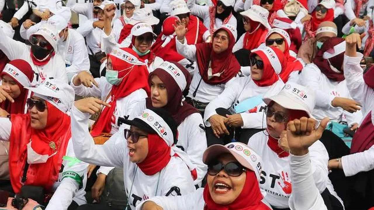 "Jadi Fraksi PDIP, Fraksi Partai Golkar, Fraksi Partai Gerindra, Fraksi Partai NasDem, Fraksi PKB, Fraksi PAN dan Fraksi PPP, jadi setuju ya?" tanya ketua DPP PDIP lagi sembari mengetuk palu pengesahan.