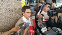 Juru Bica Presiden Johan Budi usai menjenguk Novel Baswedan di RS Mitra Keluarga Kelapa Gading, Jakarta Utara. (Liputan6.com/Nanda Perdana Putra)