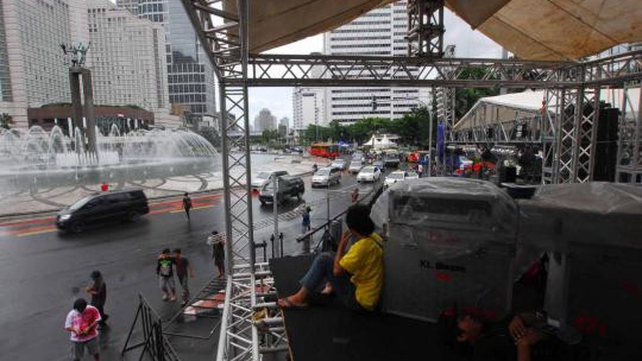 Persiapan panggung hiburan jelang tahun baru 2013