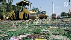 Ribuan botol minuman keras (miras) ilegal dihancurkan dengan menggunakan alat berat di Lapangan Silang Monas Tenggara, Jakarta, Senin (27/5/2019). Pemprov DKI memusnahkan 18.174 botol miras tanpa izin hasil penertiban periode Januari 2019 hingga Mei 2019. (merdeka.com/Iqbal S Nugroho)